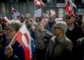 PENUNJUK perasaan membawa bendera Greenland semasa mengambil bahagian dalam demonstrasi membantah perasmian konsulat baharu Amerika Syarikat (AS) di Nuuk.- AFP