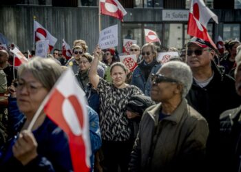 PENUNJUK perasaan membawa bendera Greenland semasa mengambil bahagian dalam demonstrasi membantah perasmian konsulat baharu Amerika Syarikat (AS) di Nuuk.- AFP