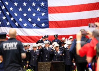 ANGGOTA bomba memberikan penghormatan semasa acara memperingati ulang tahun ke-25 serangan 11 September 2001 di New York, kelmarin.- AFP