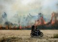 INDONESIA kini meningkatkan usaha membendung kebakaran di enam wilayah paling teruk terjejas di Borneo dan Sumatera.- AFP