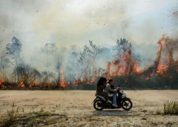 INDONESIA kini meningkatkan usaha membendung kebakaran di enam wilayah paling teruk terjejas di Borneo dan Sumatera.- AFP