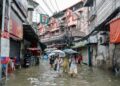 PENDUDUK meredah banjir di daerah Bang Bua selepas hujan lebat selama hampir 48 jam menyebabkan paras air meningkat di semua daerah di ibu negara Thailand semalam.- AFP