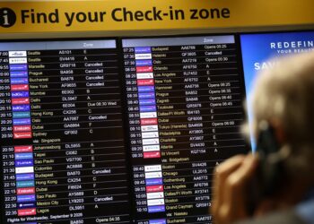 PAPAN daftar masuk elektronik memaparkan senarai penerbangan yang dibatalkan di Terminal 3 Lapangan Terbang London Heathrow, di barat London, susulan gangguan yang menjejaskan sistem kawalan trafik udara NATS.- AFP