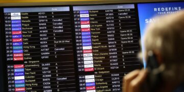 PAPAN daftar masuk elektronik memaparkan senarai penerbangan yang dibatalkan di Terminal 3 Lapangan Terbang London Heathrow, di barat London, susulan gangguan yang menjejaskan sistem kawalan trafik udara NATS.- AFP