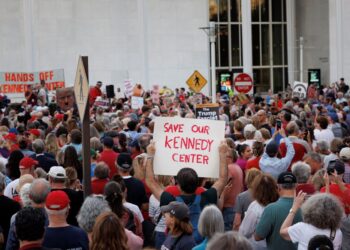 PENUNJUK perasaan berkumpul di luar Pusat Seni Persembahan John F. Kennedy Center di Washington, DC, kelmarin.- AFP