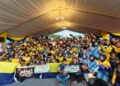 ABU Bakar Hamzah bergambar bersama penduduk dan para peserta dari kampung yang muncul juara keseluruhan bersempena Pesta Air Antarabangsa Kuala Perlis 2026 di Kuala Perlis hari ini.-UTUSAN