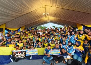 ABU Bakar Hamzah bergambar bersama penduduk dan para peserta dari kampung yang muncul juara keseluruhan bersempena Pesta Air Antarabangsa Kuala Perlis 2026 di Kuala Perlis hari ini.-UTUSAN
