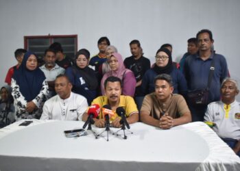 RAMZI Md Udi (duduk, tiga dari kiri) bersama AJK dan ketua cawangan Bersatu Bahagian Padang Besar mengumumkan peletakan jawatan dan keluar parti berkuat kuasa serta merta dalam sidang akhbar di Kubang Perun, Padang Besar, Perlis hari ini,-UTUSAN/ASYRAF MUHAMMAD