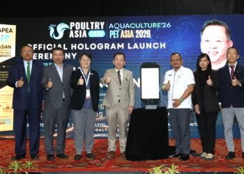 Timbalan Menteri Pertanian dan Keterjaminan Makanan, Datuk Chan Foong Hin (tengah) bersama Ketua Pengarah Perkhidmatan Veterinar, Datuk Dr. Mohd Noor Hisham Mohd Harun (tiga kanan) melakukan gimik pelancaran Anugerah Kecemerlangan Industri Ayam Asia 2026 (APEA) 2026 di Pusat Dagangan Dunia Kuala Lumpur (WTCKL) di sini, semalam.