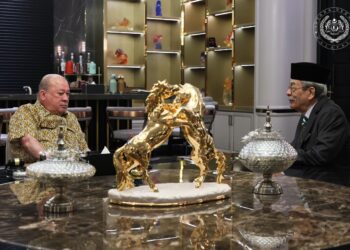 SULTAN Ibrahim berkenan menerima menghadap Penyimpan Mohor Besar Raja-Raja, Tan Sri Syed Danial Syed Ahmad di Istana Bukit Tunku dekat sini, hari ini.