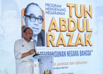 ANWAR ketika berucap pada Program Mengenang Negarawan Tun Abdul Razak Arkitek Pembangunan Negara Bangsa di Memorial Tun Abdul Razak Jalan Perdana di sini, hari ini. - UTUSAN/ISKANDAR ISHAK