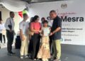 SAIFUDDIN Nasution Ismail menyampaikan dokumen kewarganegaraan kepada seorang kanak-kanak pada Program Sua Mesra di Taman Sejahtera, Lunas di Kulim.
