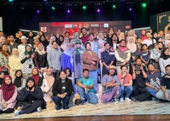 TEATER muzikal Tomyam Berdarah menampilkan jalan cerita yang penuh dengan satira, saspens tetapi ada elemen komedi.