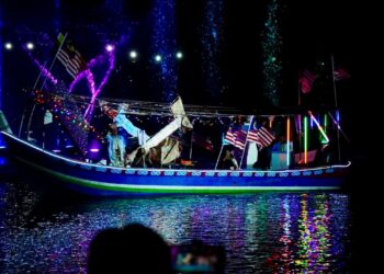 PERARAKAN perahu berhias bersempena perasmian Pesta Air Antarabangsa Kuala Perlis 2026 di Dataran Kampung Wai, Kuala Perlis malam tadi.-UTUSAN