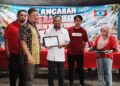 AMIRUDIN Shari menyampaikan sijil penghargaan semalam Pelancaran Jentera Pilihan Raya PKR Masjid Tanah di Lendu, Melaka, kelmarin. – FB AMIRUDIN SHARI