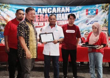 AMIRUDIN Shari menyampaikan sijil penghargaan semalam Pelancaran Jentera Pilihan Raya PKR Masjid Tanah di Lendu, Melaka, kelmarin. – FB AMIRUDIN SHARI
