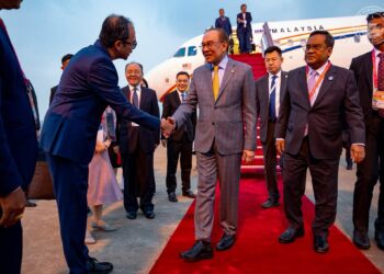 ANWAR Ibrahim (tengah) tiba di Shanghai, China bagi mengadakan lawatan kerja selama tiga hari. - FACEBOOK ANWAR IBRAHIM