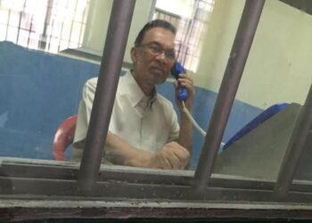 ANWAR Ibrahim berkongsi gambar ketika bertemu keluarga di Penjara Sungai Buloh.