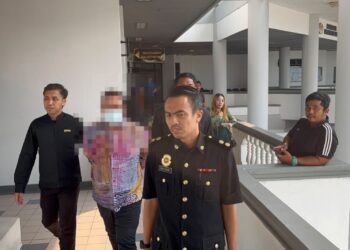 SPRM mendapatkan perintah reman selama lima hari terhadap lelaki berusia lingkungan 50-an di Mahkamah Majistret Ayer Keroh, pagi tadi. - UTUSAN/AMRAN MULUP