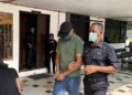 AHMAD Fahmi Ahmad Hasbullah dikawal anggota polis selepas mengaku tidak bersalah terhadap pertuduhan cuba mencuri di Mahkamah Majistret Yan, hari ini.