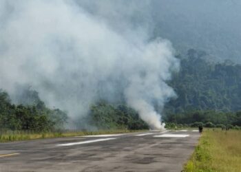 SEBUAH helikopter milik Kementerian Kesihatan dipercayai terhempas di di kawasan Lapangan Terbang Long Lellang, Marudi, Sarawak.-MEDIA SOSIAL