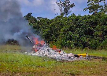 LIMA maut termasuk juruterbang helikopter BO-105 yang terhempas berhampiran Lapangan Terbang Long Lellang, Ulu Baram di Sarawak, petang semalam.