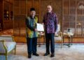 ANWAR Ibrahim ketika menerima kunjungan Mohd. Nassuruddin di pejabatnya, hari ini.