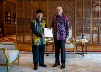 ANWAR Ibrahim ketika menerima kunjungan Mohd. Nassuruddin di pejabatnya, hari ini.