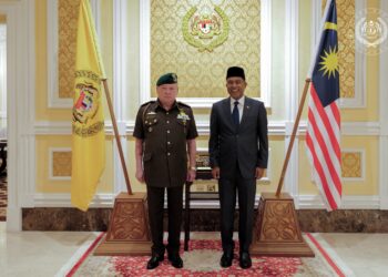 SULTAN Ibrahim berkenan mendengar taklimat dari Zambry mengenai perkembangan semaa Kursi Pengajian Melayu Sultan Ibrahim. - FACEBOOK/SULTAN IBRAHIM.