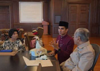 SYED SADDIQ Syed Abdul Rahman menghantar jemputan perkahwinan kepada Dr. Mahathir Mohamad dan Dr Siti Hasmah Mohd. Ali.-THREADS SYED SADDIQ