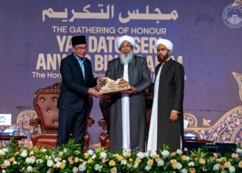 ANWAR Ibrahim bersama  Sheikh Abubakr Ahmad dalam dalam satu Majlis Zikir dan Doa yang menghimpunkan para ulama kehormat dari Kerala.