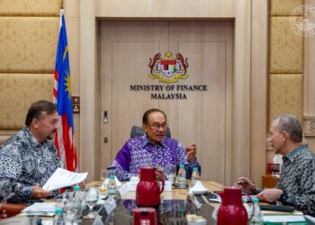 ANWAR Ibrahim bersama Timbalan Perdana Menteri, Datuk Fadillah Yusof dalam mesyuarat khas langkah segera mengurangkan kesan kenaikan bil elektrik di Putrajaya.