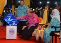 TUANKU Syed Sirajuddin Jamalullail (dua dari kanan) berkenan menyempurnakan gimik perasmian Pesta Air Antarabangsa Kuala Perlis 2026 dengan disaksikan Abu Bakar Hamzah (kiri) di Dataran Kampung Wai, Perlis malam tadi-UTUSAN/JABATAN PENERANGAN PERLIS