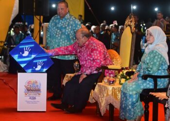 TUANKU Syed Sirajuddin Jamalullail (dua dari kanan) berkenan menyempurnakan gimik perasmian Pesta Air Antarabangsa Kuala Perlis 2026 dengan disaksikan Abu Bakar Hamzah (kiri) di Dataran Kampung Wai, Perlis malam tadi-UTUSAN/JABATAN PENERANGAN PERLIS