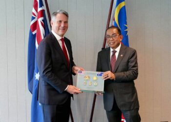 MOHAMED Khaled Nordin dan Richard Marles ketika mengadakan pertemuan empat mata sempena
lawatan Menteri Pertahanan itu ke Australia kelmarin.