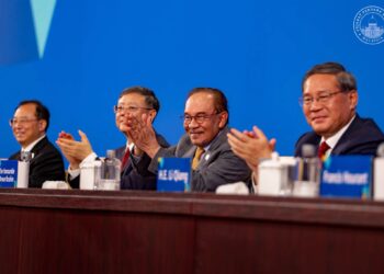 ANWAR IBRAHIM menyaksikan secara langsung perarakan Kontinjen Malaysia pada Majlis Perasmian Pertandingan Kemahiran Dunia (WorldSkills Competition) Shanghai 2026, malam tadi atas jemputan Premier Li Qiang.