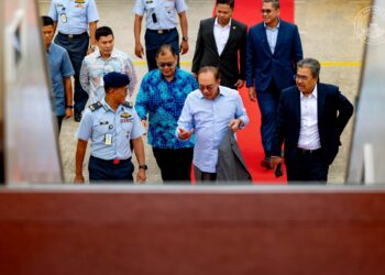ANWAR Ibrahim (dua kanan) bersama Menteri Pelaburan, Perdagangan dan Industri (MITI), Datuk Seri Johari Abdul Ghani (kanan) sebelum berangkat mengadakan lawatan kerja ke China.