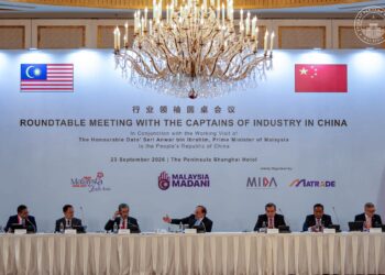 ANWAR Ibrahim ketika mempengerusikan Perbincangan Meja Bulat bersama pemimpin industri daripada 21 syarikat terkemuka China bagi meneroka peluang pelaburan strategik bernilai tinggi di Malaysia.-fb ANWAR IBRAHIM