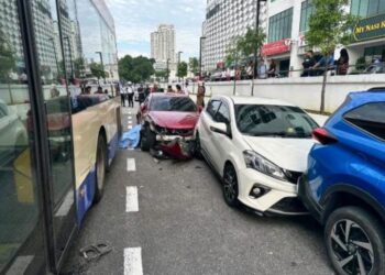 POLIS menahan seorang pemandu bas Rapid KL bagi membantu siasatan kes kemalangan maut di Subang Jaya dekat sini, Isnin lalu. - FOTO MEDIA SOSIAL