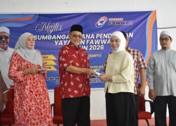 SHAHIDAN Kassim (dua dari kiri) menyerahkan sumbangan kepada salah seorang pelajar semasa Majlis Sumbangan Dana Pendidikan Yayasan Fawwaz Tahun 2026 di Pusat Khidmat Kubang Gajah, Arau, Perlis, hari ini. -UTUSAN/ASYRAF MUHAMMAD