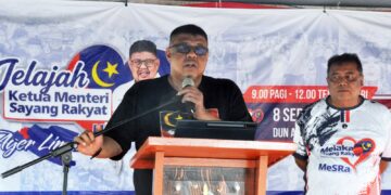 AB. Rauf memberi bayangan itu dalam Program Penutup Jelajah Ketua Menteri Sayang Rakyat Dewan Undangan Negeri (DUN) Ayer Limau di Jeti Paya Lebar, Masjid Tanah di sini hari ini. - UTUSAN/AMRAN MULUP