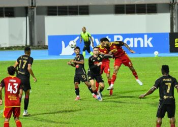 PENYERANG Selangor, Chrigor Flores Moraes menanduk bola ke gawang Star City FC bagi menyamakan kedudukan 1-1 pada perlawanan Suku Akhir Pertama Piala FA 2026/2027 di Stadium Tuanku Syed Putra, Kangar, Perlis malam tadi.-UTUSAN/IZLIZAN OTHMAN