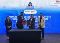 Kumaran (dua dari kiri) dan Dr Abd Rahim bertukar dokumen LOI bagi memeterai kerjasama dalam bidang penyelidikan, pengalaman industri dan pembangunan bakat di Kuala Lumpur.