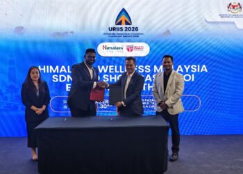 Kumaran (dua dari kiri) dan Dr Abd Rahim bertukar dokumen LOI bagi memeterai kerjasama dalam bidang penyelidikan, pengalaman industri dan pembangunan bakat di Kuala Lumpur.