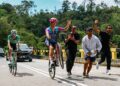 Pelumba basikal melakukan aksi 'wheelie' ketika mendaki semasa perlumbaan peringkat kedua Taiping-Gunung Jerai pada Le Tour de Langkawi (LTdL) 2026 di Gunung Jerai. -UTUSAN/ISKANDAR ISHAK