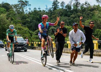 Pelumba basikal melakukan aksi 'wheelie' ketika mendaki semasa perlumbaan peringkat kedua Taiping-Gunung Jerai pada Le Tour de Langkawi (LTdL) 2026 di Gunung Jerai. -UTUSAN/ISKANDAR ISHAK