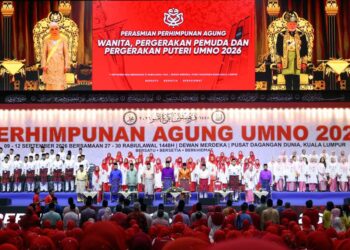 Timbalan Presiden UMNO, Datuk Seri Mohamad Hasan bersama Ahli Majlis Kerja Tertinggi hadir dan menyampaikan ucapan pada Majlis Perasmian Perhimpunan Agung Wanita, Pemuda, dan Puteri UMNO 2026 di Pusat Perdagangan Dunia Kuala Lumpur semalam. -UTUSAN/ISKANDAR ISHAK