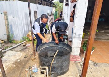 UNIT Inspektorat dan Perundangan Negeri Pahang bersama Unit Penyakit Bawaan Vektor Jabatan Kesihatan Negeri Pahang (JKNP)  menjalankan Operasi Gempur Aedes di sepanjang persisiran pantai Balok, Kuantan. - IHSAN JKNP