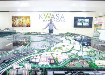ADENAN Md Yusof menunjukkan model pembangunan di kawasan Kwasa Damansara.