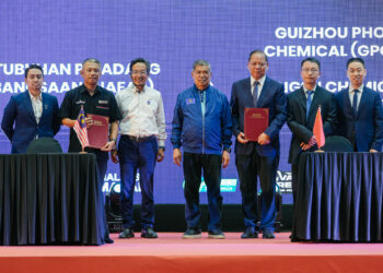 MOHAMAD Sabu (kiri) bersama Presiden dan Ketua Pegawai Eksekutif Kumpulan Agrobank, Datuk Tengku Ahmad Badli Shah Raja Hussin (kanan) merasmikan majlis penyampaian hadiah Kempen Mega Million 3.0 sempena Pameran Pertanian, Hortikultur dan Agropelancongan Malaysia (MAHA) 2026 di Taman Ekspo Pertanian Malaysia (MAEPS) hari ini.